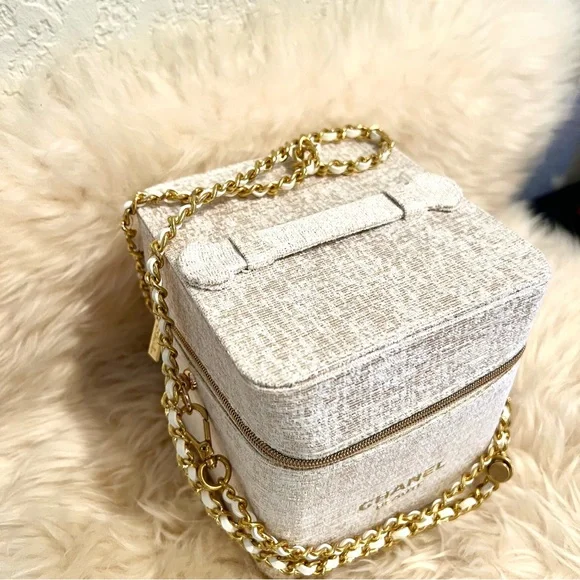 CHANEL Cream and Gold Cosmetic Vanity Bag with Crossbody Chain - Picture 5 of 14